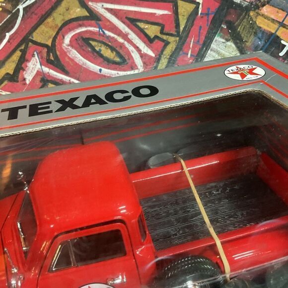 Texaco 1953 Chevrolet Pick-Up Die-Cast Truck - 1:18 Scale w/ Barrels (Made 1997) - Picture 5 of 9